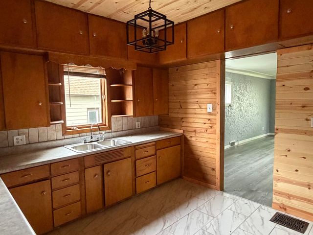 20 5TH AVE SE, Oelwein, IA 50662