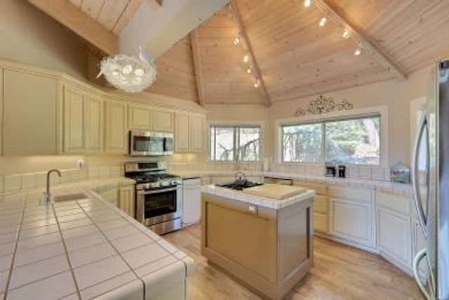 14271 Falling Star Ln, Grass Valley, CA 95949