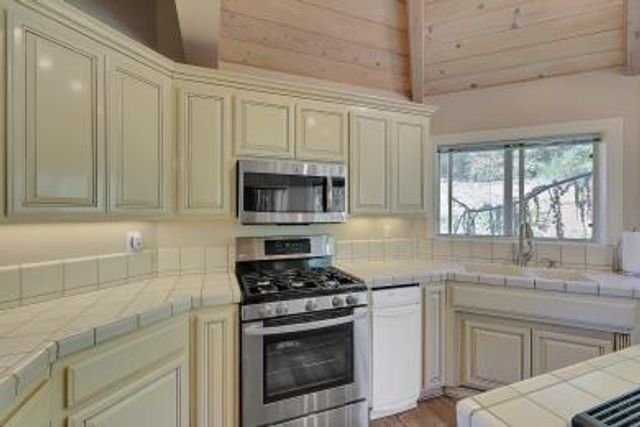 14271 Falling Star Ln, Grass Valley, CA 95949