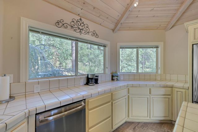 14271 Falling Star Ln, Grass Valley, CA 95949