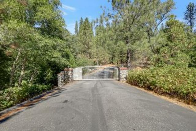 14271 Falling Star Ln, Grass Valley, CA 95949