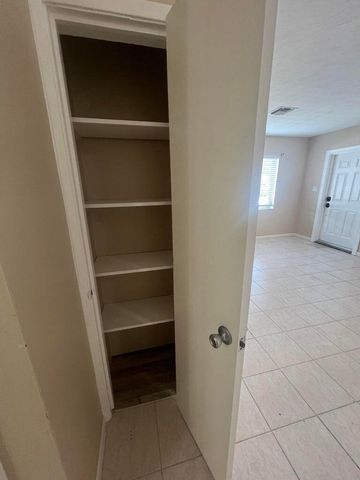 1037 N Victoria Park Road 1, Fort Lauderdale, FL 33304