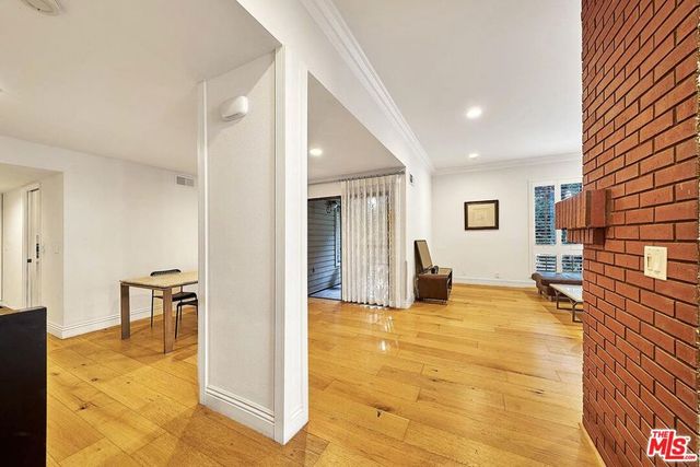 835 S Lucerne Boulevard 205, Los Angeles, CA 90005