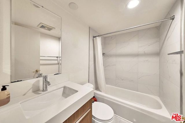 835 S Lucerne Boulevard 205, Los Angeles, CA 90005