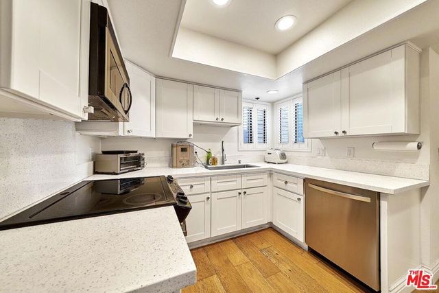 835 S Lucerne Boulevard 205, Los Angeles, CA 90005