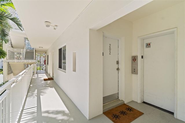 10001 W Bay Harbor Dr 202, Bay Harbor Islands, FL 33154