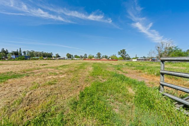 3525 E Forest Lake Rd, Acampo, CA 95220