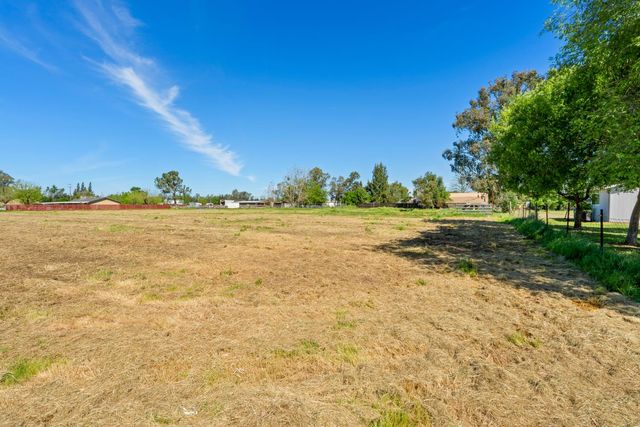 3525 E Forest Lake Rd, Acampo, CA 95220