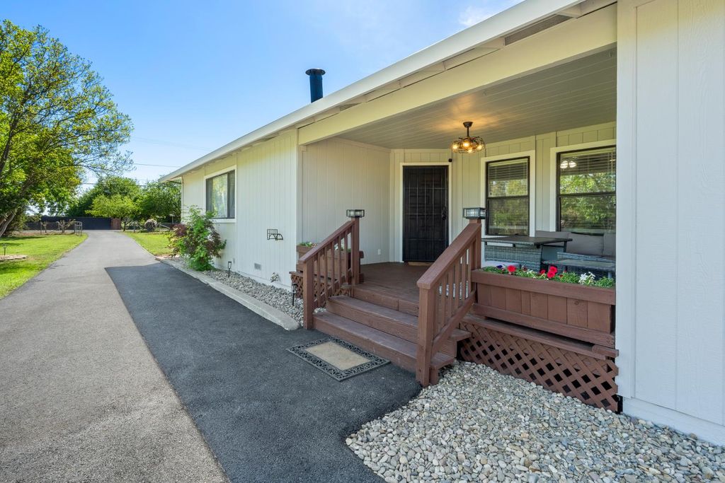 3525 E Forest Lake Rd, Acampo, CA 95220