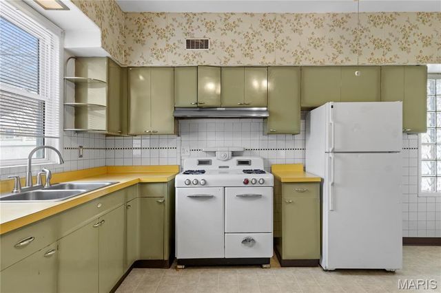 4421 Bingham Avenue, St Louis, MO 63116