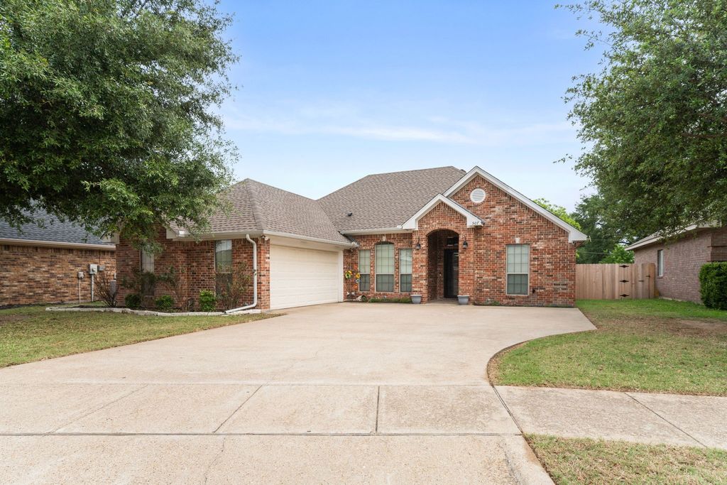 507 Sonny Avenue, Ennis, TX 75119