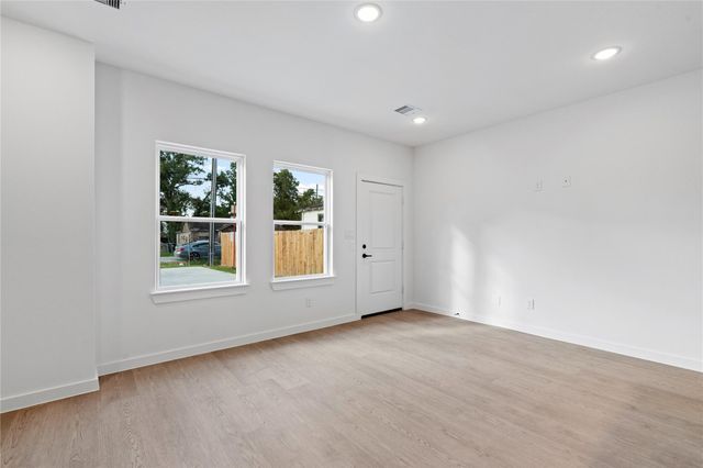 1033 North Lane, Houston, TX 77088