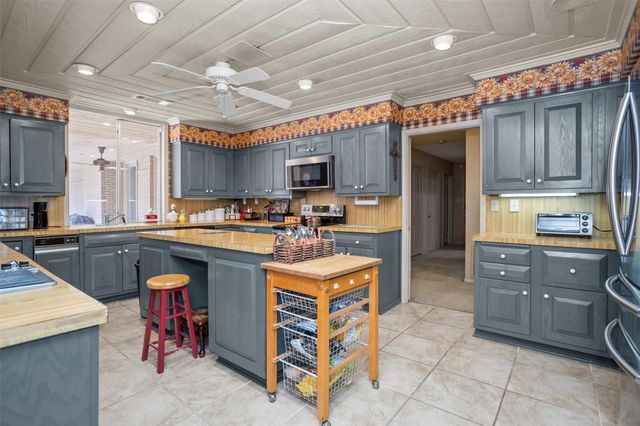 909 E Mimosa Lane, Crockett, TX 75835