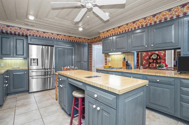 909 E Mimosa Lane, Crockett, TX 75835