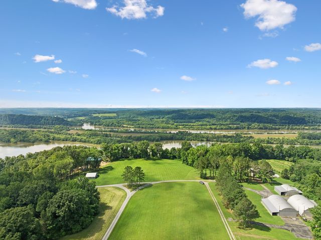 432 Slow Roll Dr, Chapmansboro, TN 37035