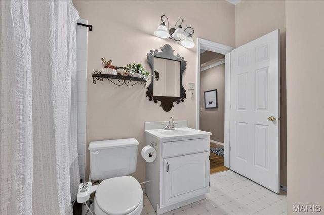 8686 Barby Lane, University City, MO 63124