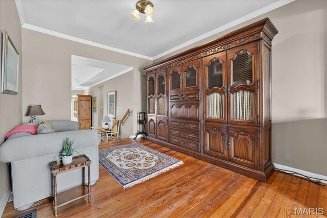 8686 Barby Lane, University City, MO 63124