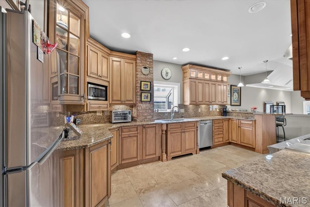 8686 Barby Lane, University City, MO 63124