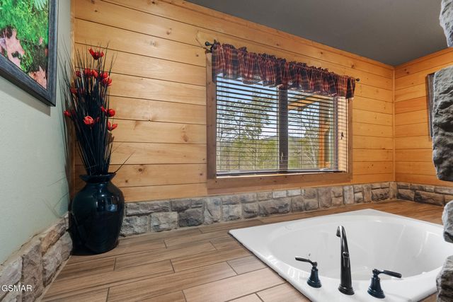 1011 Potters Way, Gatlinburg, TN 37738