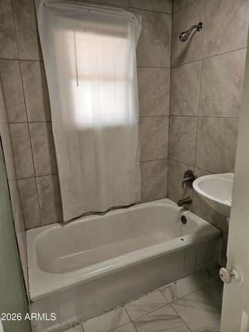 725 W SOUTHGATE Avenue W, Phoenix, AZ 85041