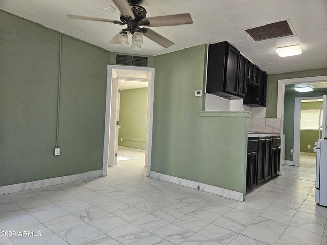 725 W SOUTHGATE Avenue W, Phoenix, AZ 85041