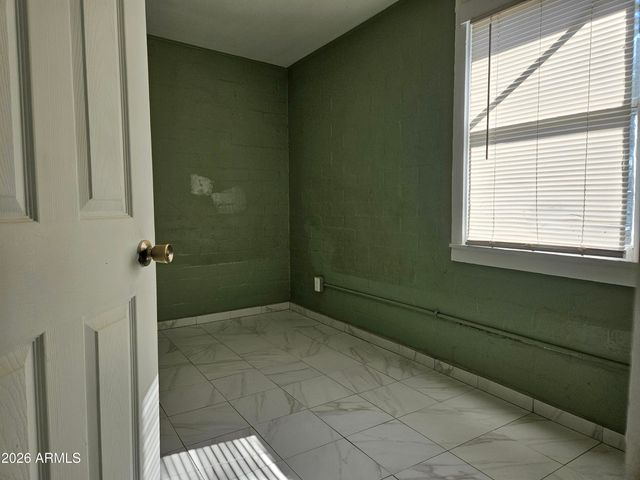 725 W SOUTHGATE Avenue W, Phoenix, AZ 85041