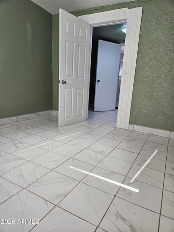 725 W SOUTHGATE Avenue W, Phoenix, AZ 85041
