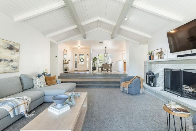 19 Inverness Dr, Napa, CA 94558