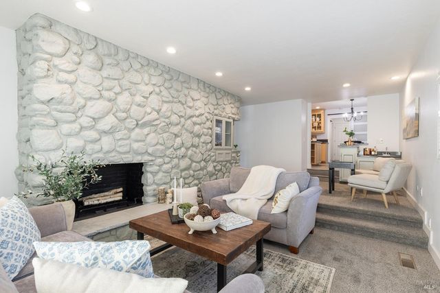 19 Inverness Dr, Napa, CA 94558