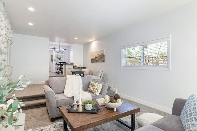 19 Inverness Dr, Napa, CA 94558