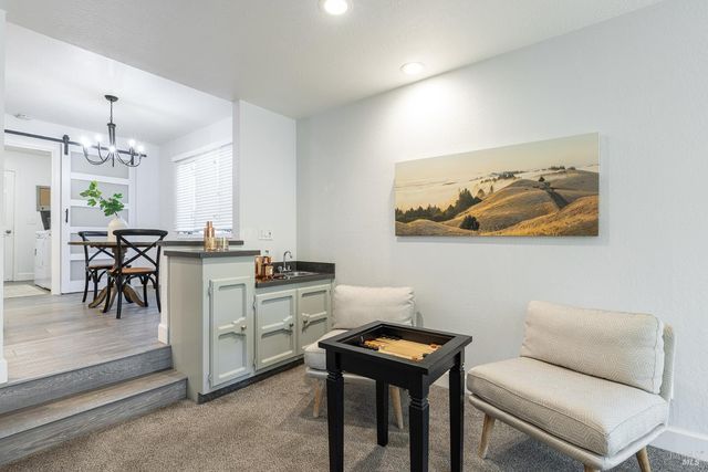 19 Inverness Dr, Napa, CA 94558