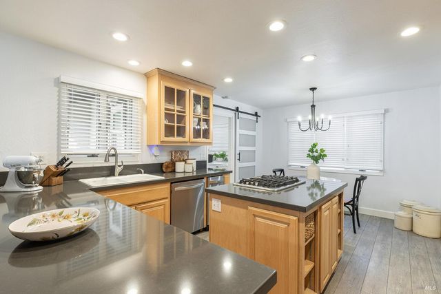 19 Inverness Dr, Napa, CA 94558