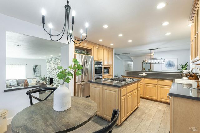 19 Inverness Dr, Napa, CA 94558