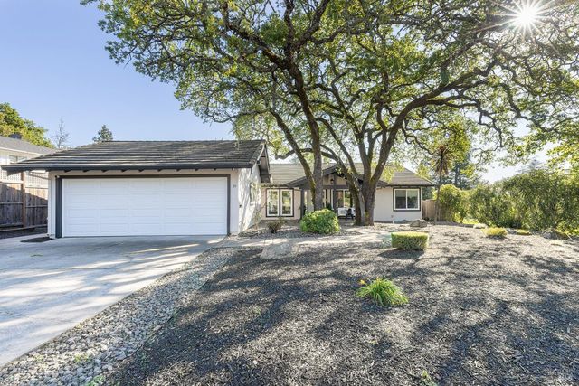 19 Inverness Dr, Napa, CA 94558