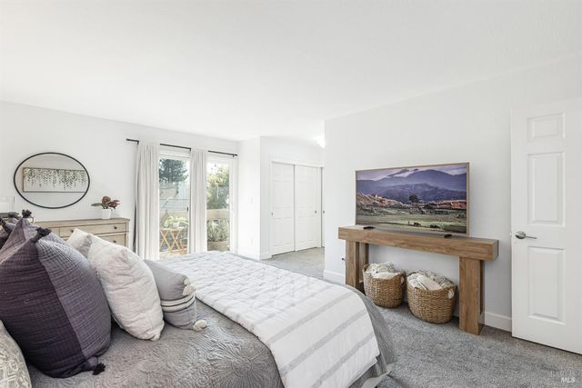 19 Inverness Dr, Napa, CA 94558