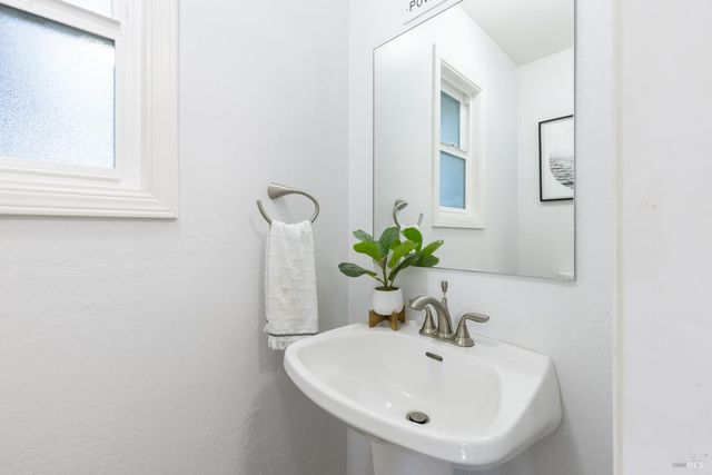 19 Inverness Dr, Napa, CA 94558