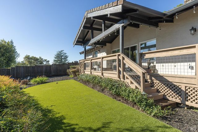 19 Inverness Dr, Napa, CA 94558