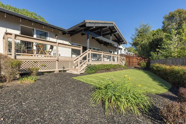 19 Inverness Dr, Napa, CA 94558