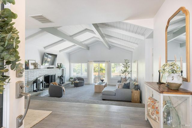 19 Inverness Dr, Napa, CA 94558