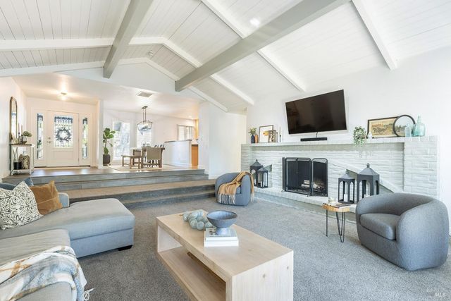 19 Inverness Dr, Napa, CA 94558