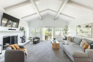 19 Inverness Dr, Napa, CA 94558