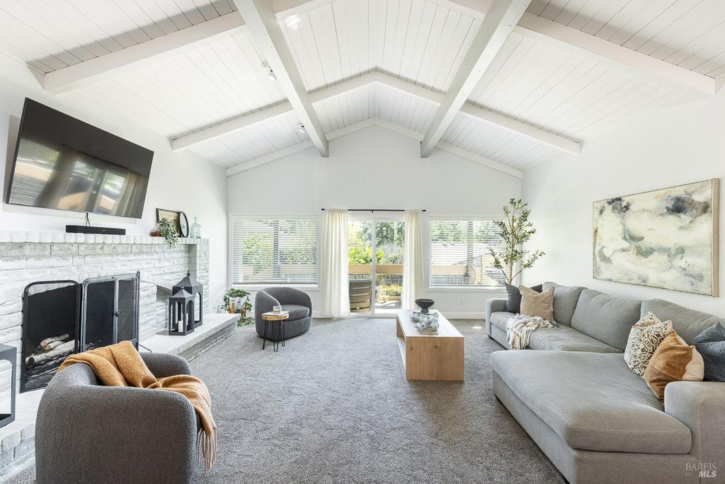 19 Inverness Dr, Napa, CA 94558