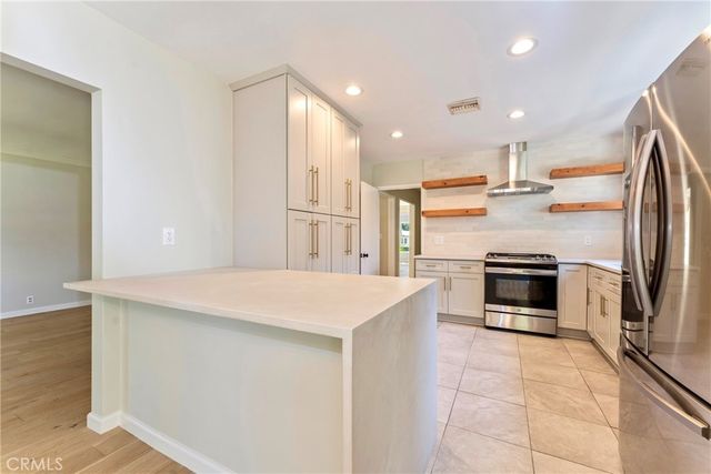 1956 N Roosevelt, Altadena, CA 91001