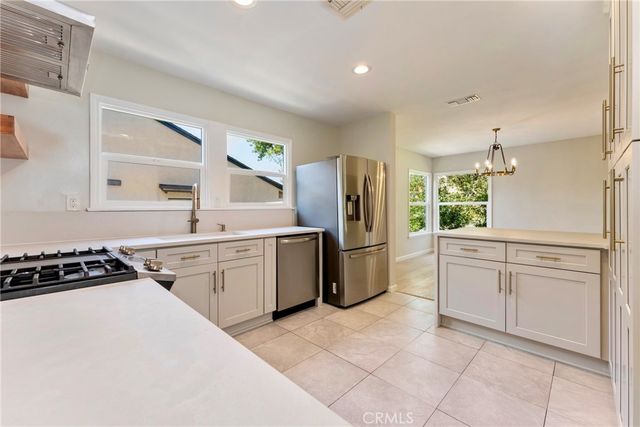 1956 N Roosevelt, Altadena, CA 91001