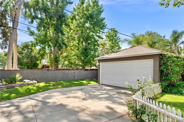 1956 N Roosevelt, Altadena, CA 91001