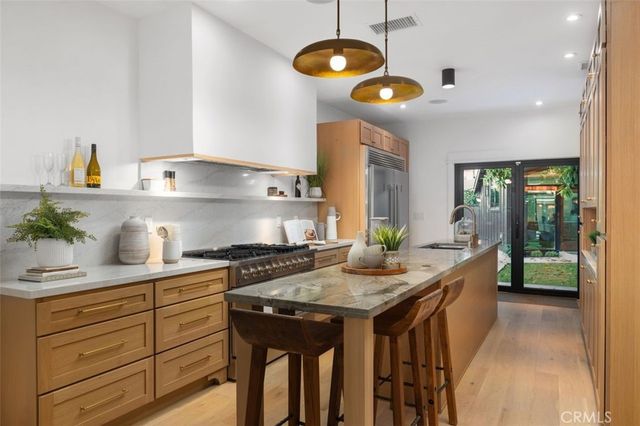 4633 Russell, Los Angeles, CA 90027