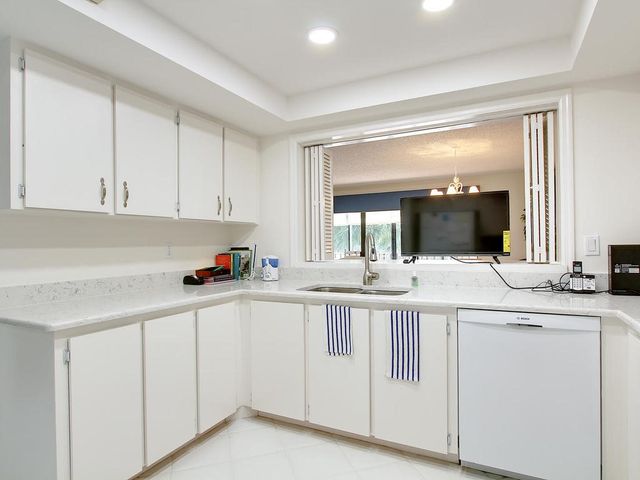 1880 Bay Road 220-I, Vero Beach, FL 32963