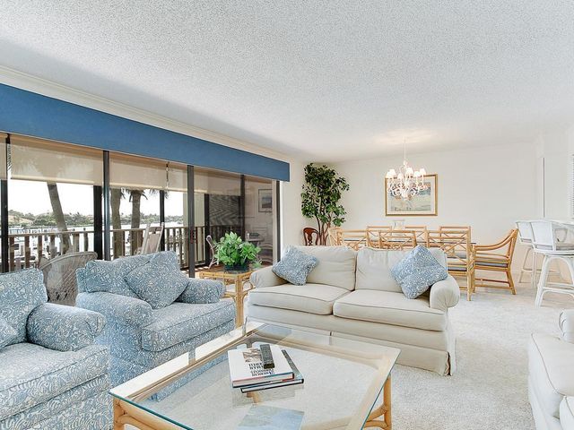 1880 Bay Road 220-I, Vero Beach, FL 32963