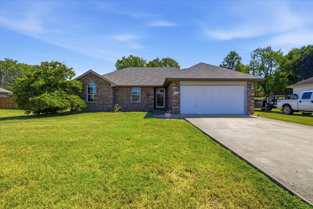706 State Highway Ab, Willard, MO 65781