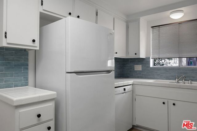 12951 Riverside Drive 4, Sherman Oaks, CA 91423